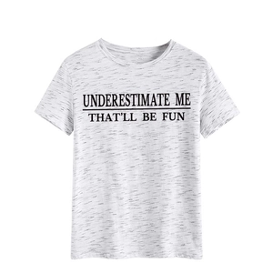 Detailaufnahme graues meliertes T-Shirt mit schwarzem Underestimate Me Textaufdruck