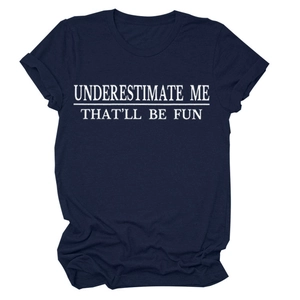 Detailansicht des weißen Slogan-Aufdrucks auf marineblauem Baumwoll-T-Shirt-Stoff