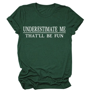 Nahaufnahme von waldgrünem T-Shirt mit UNDERESTIMATE ME Aufdruck und gerollten Ärmeln