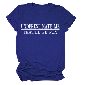 Detail eines königsblauen Baumwoll-T-Shirts mit weißem 'UNDERESTIMATE ME' Aufdruck