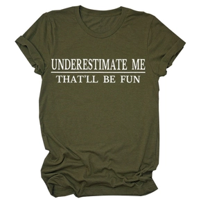 Detailansicht des Underestimate Me Slogans auf dem olivgrünen Baumwoll-T-Shirt mit Rundhals