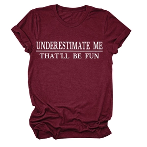 Detailansicht eines weinroten T-Shirts mit Underestimate Me Aufdruck und Rollsaum