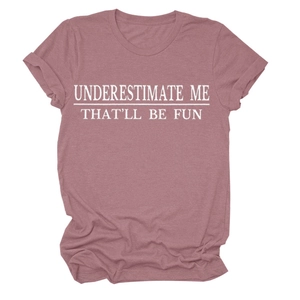 Detail des UNDERESTIMATE ME Drucks auf rosafarbenem Baumwoll-T-Shirt mit Rundhals