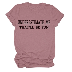 Detail eines rosa Baumwoll-T-Shirts mit UNDERESTIMATE ME Spruch und Rollärmeln