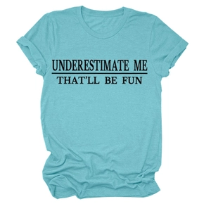 Nahaufnahme des „UNDERESTIMATE ME“ Aufdrucks auf einem hellblauen Baumwoll-T-Shirt