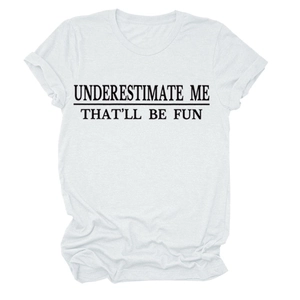 Detail des UNDERESTIMATE ME Slogan-Aufdrucks auf einem weißen Baumwoll-T-Shirt