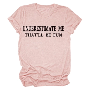 Detail eines rosa Baumwoll-T-Shirts mit fettem Text Underestimate Me That'll Be Fun