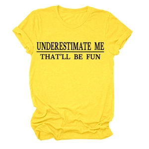 Detail des Underestimate Me Slogans auf einem hellgelben Baumwoll-T-Shirt mit Rundhals