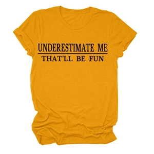 Detail des Underestimate Me Spruch-Aufdrucks auf senfgelbem Baumwoll-T-Shirt