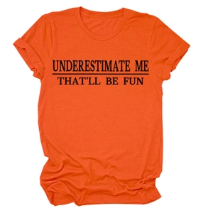 Detail eines orangefarbenen T-Shirts mit Underestimate Me Aufdruck aus weicher Baumwolle