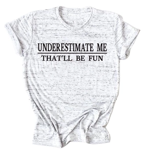 Detail eines grauen melierten Baumwoll-T-Shirts mit Underestimate Me Slogan-Aufdruck