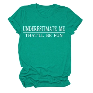 Flach liegendes blaugrünes Rundhals-T-Shirt mit weißem 'UNDERESTIMATE ME' Slogan-Print