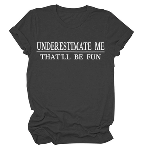 Detail des Underestimate Me-Slogandrucks auf einem dunkelgrauen Baumwoll-T-Shirt