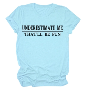 Detail eines hellblauen T-Shirts mit Underestimate Me Aufdruck und umgeschlagenen Ärmeln