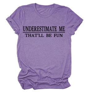 Detail eines lila Baumwoll-T-Shirts mit UNDERESTIMATE ME Zitat-Druck und Rundhalsausschnitt