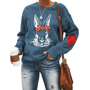 Felpa oversize blu nebbia a maniche lunghe con stampa di coniglio e dettaglio cuore rosso