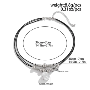 Detail van dubbellaagse kralenketting met barokparel en zilveren kralen