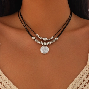 Dubbellaagse choker met zilveren kralen en onregelmatige imitatieparelhanger