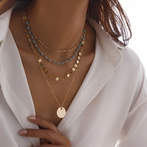 Collier multi-rangs doré bohème avec pendentif pièce et perles turquoises pour femme