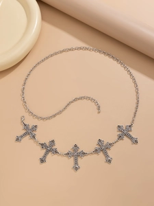 Vue détaillée de la chaîne de taille argentée avec pendentifs croix et fermoir mousqueton