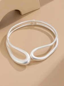 Détail du collier choker double épaisseur argent mat avec design minimaliste