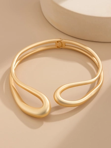 Détail du collier choker doré mat avec fermoir à charnière élégant et finitions en goutte
