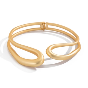 Collier ras du cou multicouche en or mat au design organique et épuré moderne