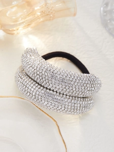 Détail d'un élastique à cheveux de luxe à double rangée de strass et cristaux pavés