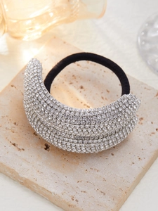 Détail de l'élastique à cheveux de luxe avec base en métal sertie de strass brillants