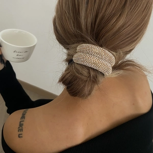 Chouchou doré luxueux à double couche avec cristaux pavés étincelants sur un chignon