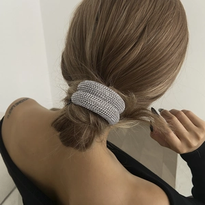 Accessoire de coiffure de luxe avec strass double couche sur une coiffure élégante