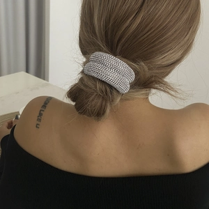 Bandeau luxueux à double couche avec strass argentés étincelants sur une coiffure élégante