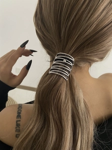 Détail d'un élastique à cheveux métallique argenté irrégulier pour queue de cheval