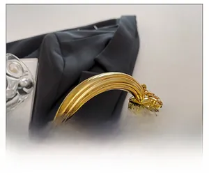 Details der goldenen Mondsichel-Handtasche mit Faltenstruktur und rundem Griff