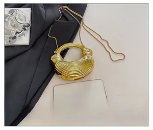 Details der goldenen Mondsichel-Handtasche mit skulpturaler Textur und Griff