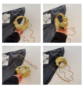 Detailsicht einer goldenen Metallic-Halbmondtasche mit Ringgriff und filigraner Kette