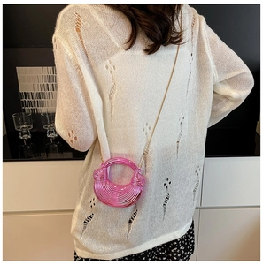 Metallisch-rosa Halbmond-Handtasche mit 3D-Streifen und geflochtenem Knotengriff-Detail