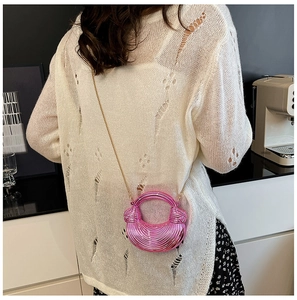 Detailansicht der metallisch-rosafarbenen Mondsichel-Tasche mit goldener Kette