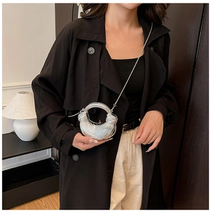 Silberne Mondsichel-Handtasche mit Spiralstruktur und kreisförmigem Ringgriff