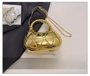 Comparaison détaillée montrant la taille du sac géométrique doré avec un iPhone