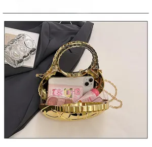 Vue intérieure montrant la grande capacité de rangement d'une pochette dorée géométrique