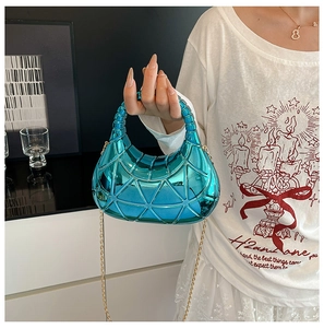 Détail du mini sac bleu géométrique métallisé avec bandoulière chaîne dorée