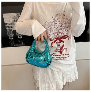 Détail du sac hobo bleu électrique métallisé avec texture matelassée géométrique et chaîne