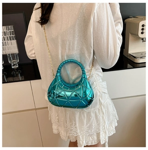 Détail du sac bandoulière bleu vif à motif géométrique et chaîne dorée élégante