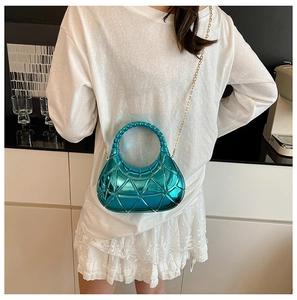 Détail du sac à main géométrique bleu sarcelle avec poignée ronde et chaîne dorée