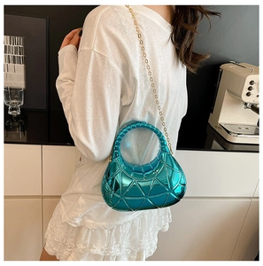 Détail du sac hobo géométrique bleu avec fini métallisé et chaîne dorée