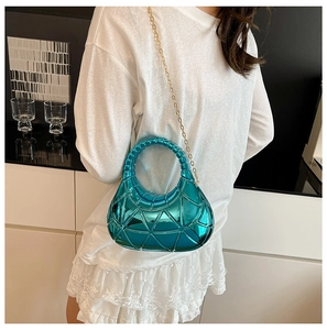 Détail du sac demi-lune bleu sarcelle métallique avec texture géométrique et chaîne