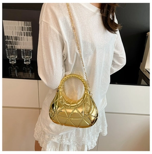 Détail du sac lune doré géométrique avec texture triangle et bandoulière chaîne