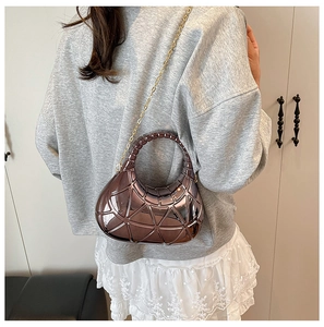 Vue détaillée du sac hobo à texture géométrique avec fini métallisé et chaîne dorée