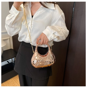 Détail du sac en maille géométrique or rose avec poignée ronde et bandoulière chaîne